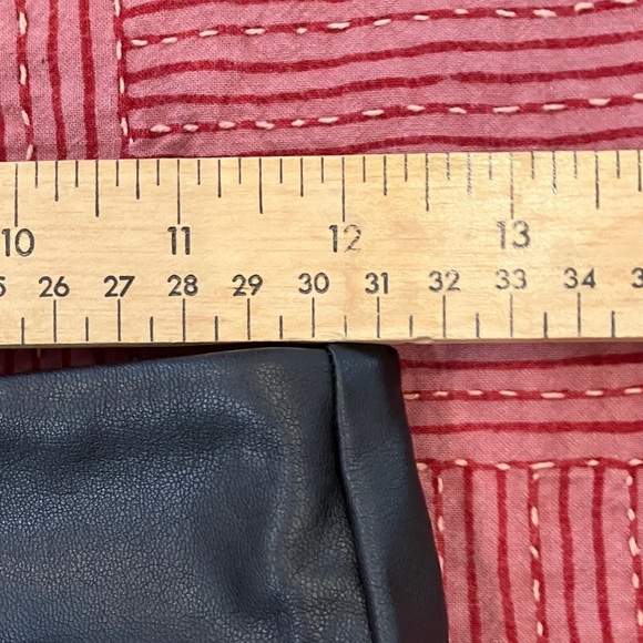 Guess black stretchy leather like pants fits women’s smaller size see photos - Picture 4 of 13